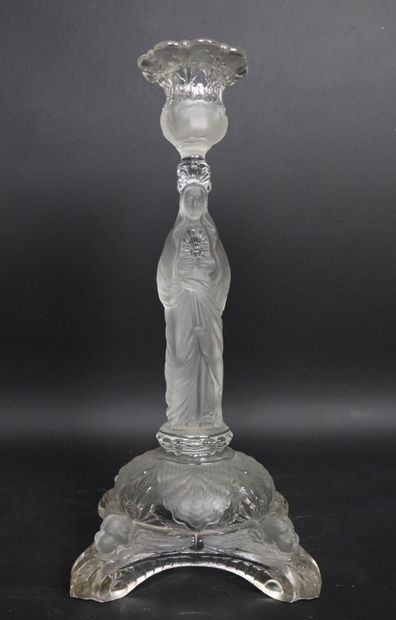 null PORTIEUX. 
Paire de bougeoirs en cristal pressé moulé à décor de la Vierge au...