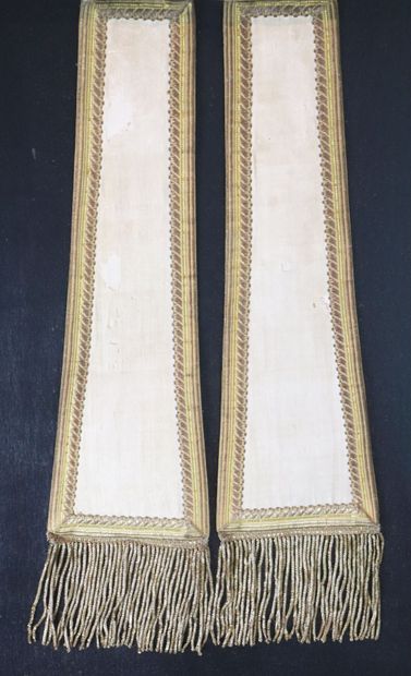null White silk bolster and golden threads with flowery scrolls.
End of the XIXth...