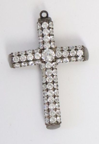 null Réunion de deux croix comprenant :
- un pendentif orné de trois rangées de perles...