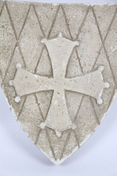 null Croix occitane en pierre reconstituée. 
XXème siècle.
H_16,5 cm