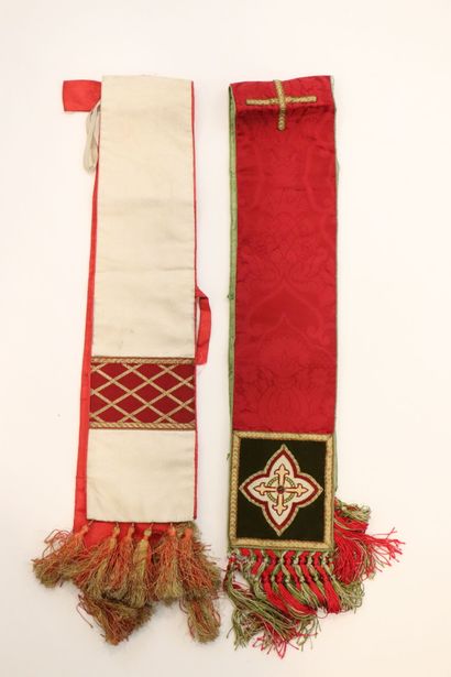 null Meeting of two stoles in silky fabric, one white, the other red. 
They are embroidered...
