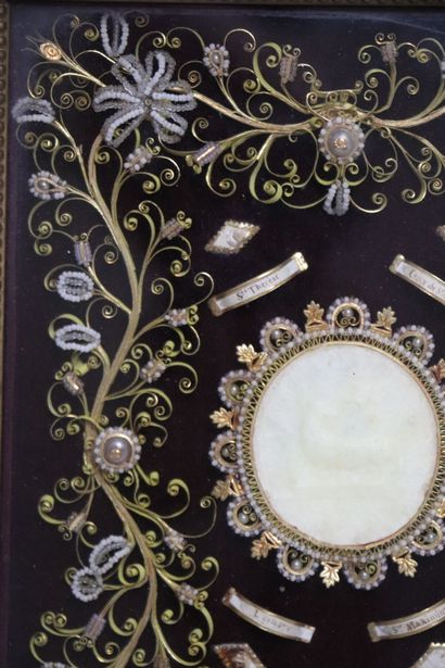 null Reliquary in wood and gilded stucco with decoration in paperolles and pearls...