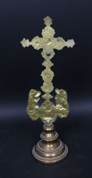 null Petit ciboire en bronze ajouré à décor de médaillons crucifiés.
XIXème siècle....