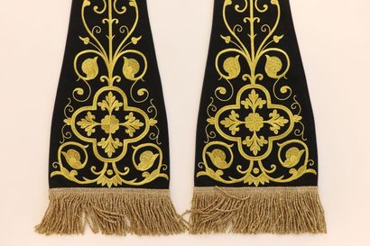 null Religious stole in black fabric enhanced with embroidered golden scrolls.
XXth...