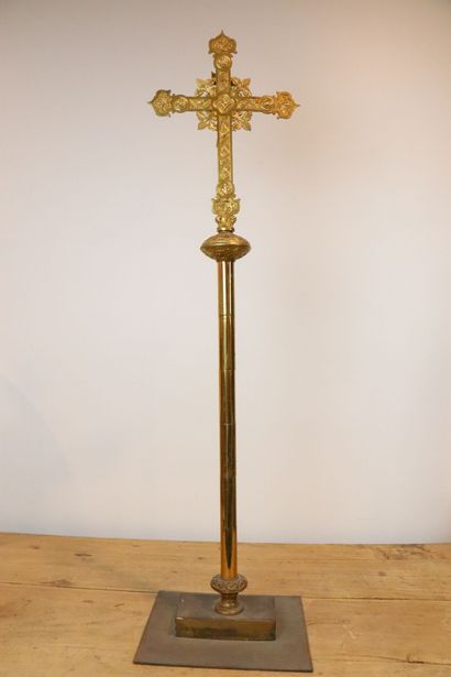 null Croix de procession en bronze et laiton à décor d'un Christ. 
Le fût bagué....