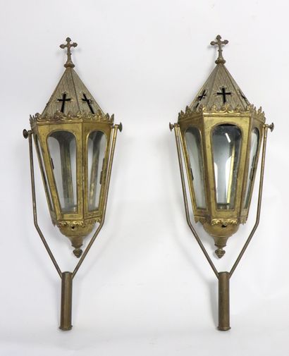 null Pair of procession lanterns in brass and glass.
Surmounted by a cross. 
Decorated...