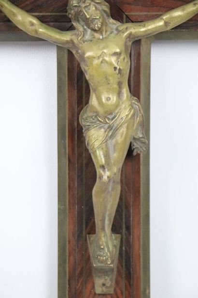 null Christ en bronze à patine doré, sur son support en bois de placage.
Début du...