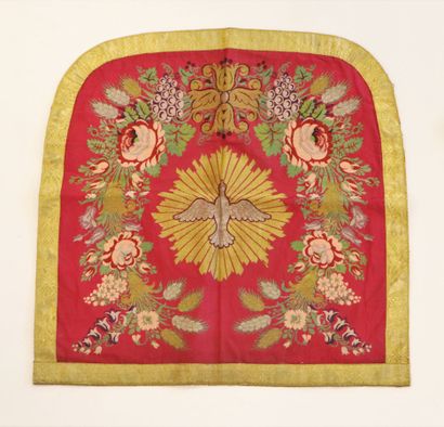 null Meeting of three squares and a religious apron in embroidered fabric.
XXth century....