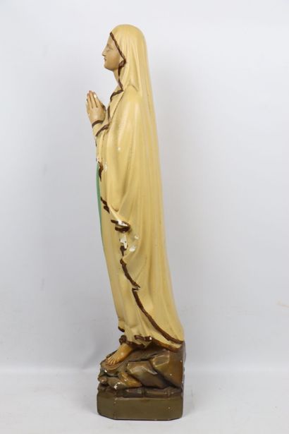 null École française du XXème siècle.
La Sainte Vierge.
Sculpture en plâtre peint.
H_67...
