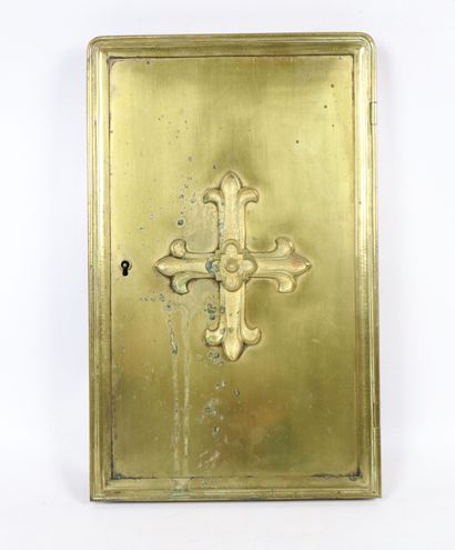 null Porte de tabernacle en bronze doré à décor d'une croix. 
XXème siècle.
H_37...