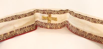 null Etole religieuse en tissu blanc, galons or et revers rouge. 
Ornée d'une croix...