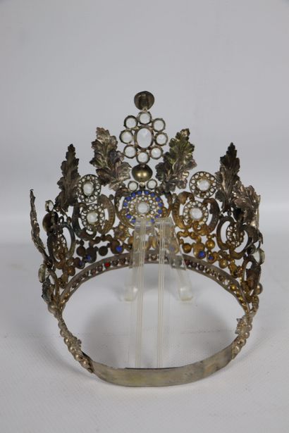 null Crown of virgin in silver plated metal and colored rhinestones. 
End of the...