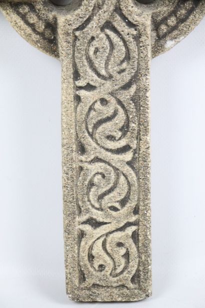 null Croix celtique en pierre reconstituée dans le goût du Moyen-Age. 
XXème siècle.
H_41...