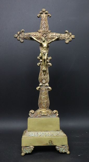 Christ en croix en régule à patine doré....