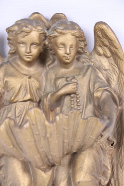 null Bénitier de chevet en régule doré à décor d'anges supportant un coquillage....
