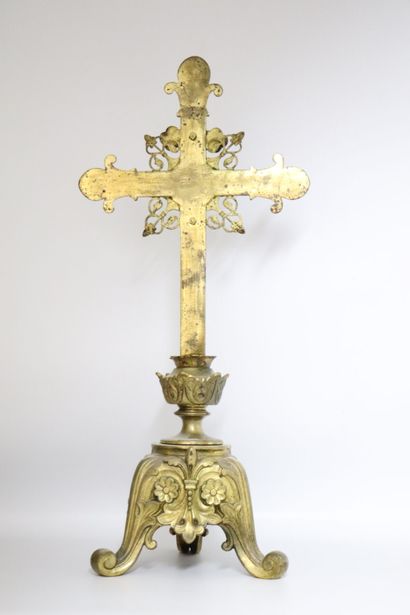 null Altar crucifix in gilt bronze with rich openwork decoration. 
The tripod base...