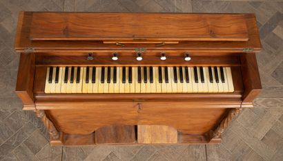 null Harmonium en bois de placage à deux colonnes. 
cinq jeux. 
Petits manques, à...