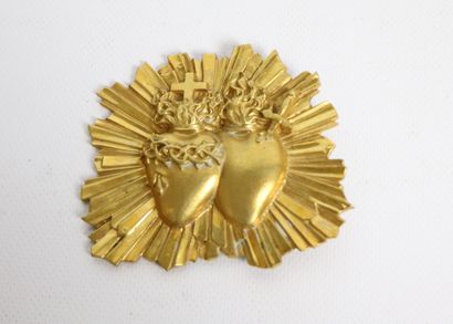 Plaque en bronze doré à décor du double Sacré-Coeur...