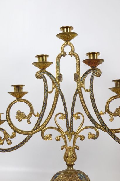 null Paire de chandeliers en métal doré, ajouré et partiellement peint. 
Ils illuminent...