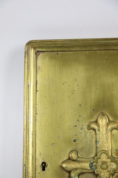 null Porte de tabernacle en bronze doré à décor d'une croix. 
XXème siècle.
H_37...