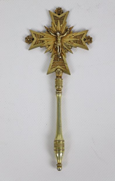 null Croix à main en métal doré figurant la croix et retenant le profil de la Vierge...