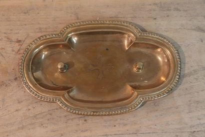 null Tray of mass cruets in gilt bronze. 
The wing curved with pearl stripe. 
Decorated...