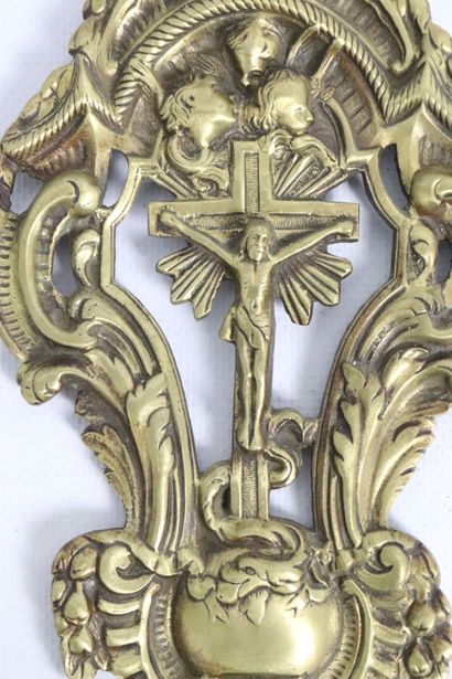 null Gilded bronze plate showing a crucifix surmounted by three angels.
Contour curved...