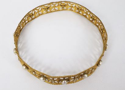 null Couronne bandeau de saint en métal doré, strass et fausses perles à décor ajouré...
