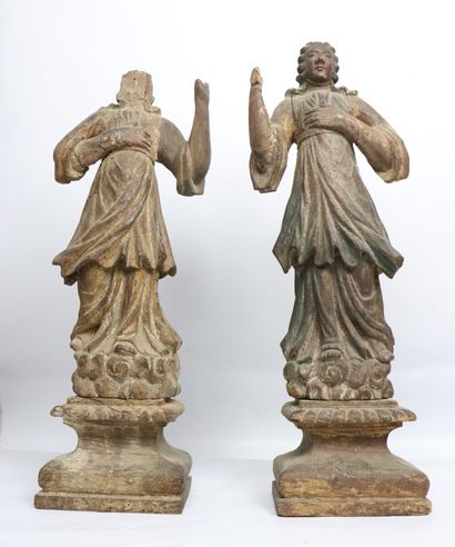 Paire de statues d'anges en bois sculpté.
Probablement...