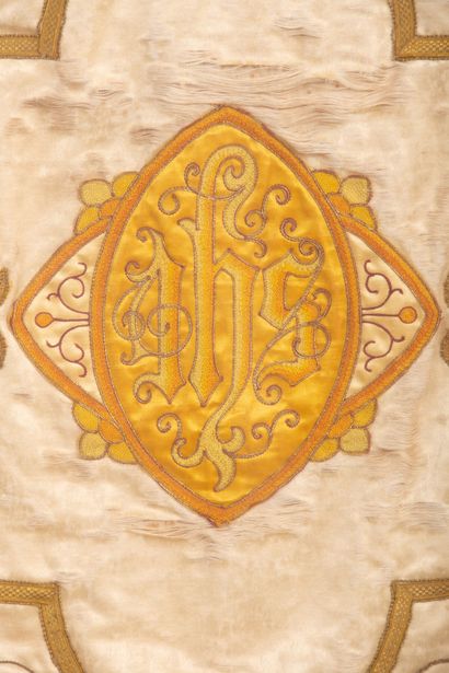 null Tablier d'autel en soie brodée beige et or marqué en son centre d'un monogramme...