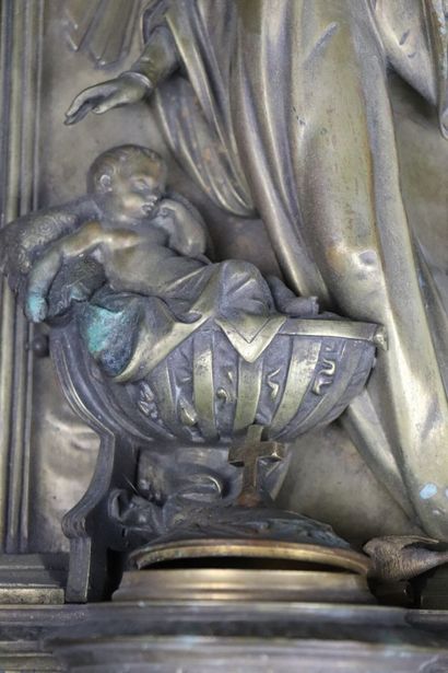 null Bénitier en bronze doré figurant un ange bénissant un enfant dans son berceau....