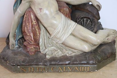 null DELIN FRERES (Paris)
Notre Dame du calvaire.
Piéta en plâtre peint.
Signé au...