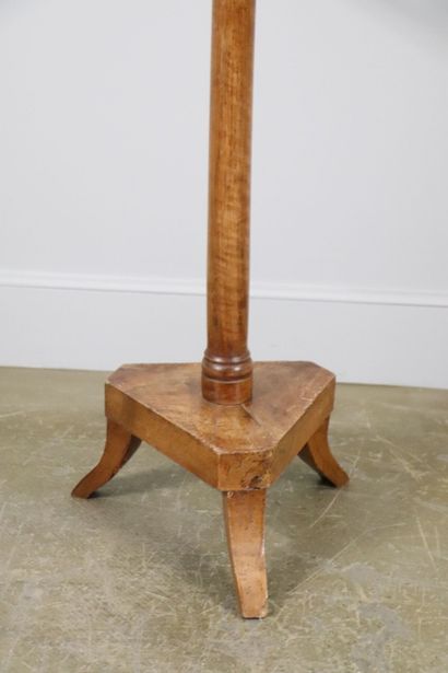 null Turned wooden desk.
The rest is rotating. 
Tripod base. 
XXth century. 
H_118,7...