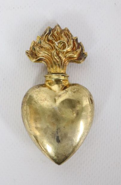 null Flacon d'huile sainte en forme de Sacré-Coeur en métal doré monogrammé SJ.
Fin...
