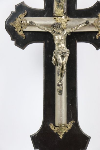 null Crucifix en métal argenté et doré sur âme en bois noirci. 
Fin du XIXème siècle.
H_39...