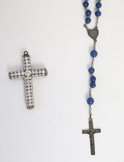 null Réunion de deux croix comprenant :
- un pendentif orné de trois rangées de perles...