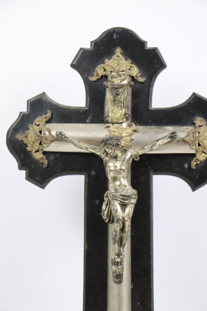 null Crucifix en métal argenté et doré sur âme en bois noirci. 
Fin du XIXème siècle.
H_39...