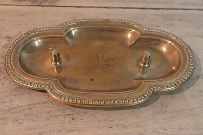 null Tray of mass cruets in gilt bronze. 
The wing curved with pearl stripe. 
Decorated...