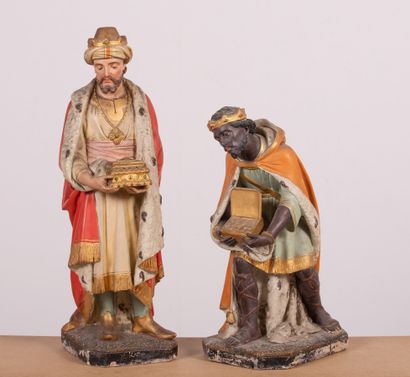 null Deux importants santons en terre cuite peinte polychrome, figurant les rois...