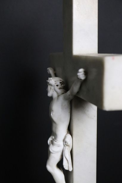 null French school of the XIXth century.
Crucifix in white marble, the Christ in...