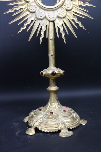 null Monstrance in brass and rhinestones.
The central part with radiant decoration...