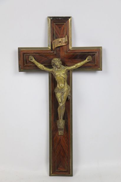 Christ en bronze à patine doré, sur son support...