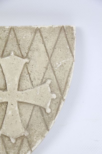 null Occitan cross in reconstituted stone. 
XXth century.
H_16,5 cm