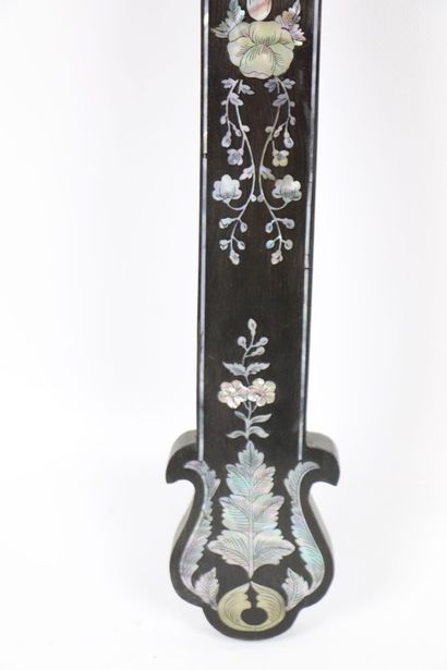 null SOUTHEAST ASIA.
Cross in blackened wood with inlaid mother-of-pearl burgau decoration...