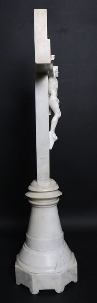null École française du XIXème siècle.
Crucifix en marbre blanc, le Christ en biscuit.
H_62...