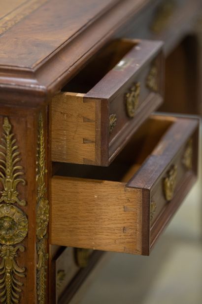null Desk and armchair in mahogany, mahogany veneer and gilt bronze ornamentation.
Consulat...