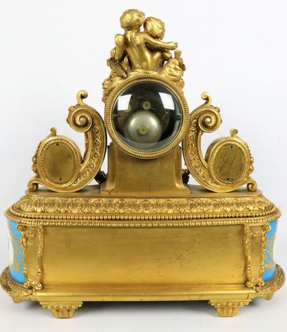 null Gilt bronze clock and porcelain plates in the Sèvres style.
Louis XVI style,...