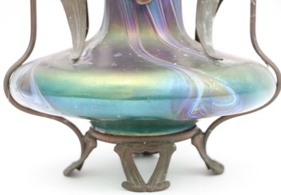 null Witte LOETZ (1836-1947), attribué à.
Vase en verre iridescent la monture de...