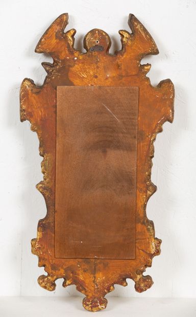 null Etroit miroir mouvementé en bois et stuc doré à décor d'un fronton interrompu...