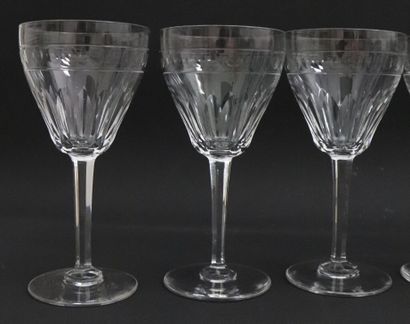 null Service de verres en cristal taillé comprenant : 
- onze coupes de champagne;...